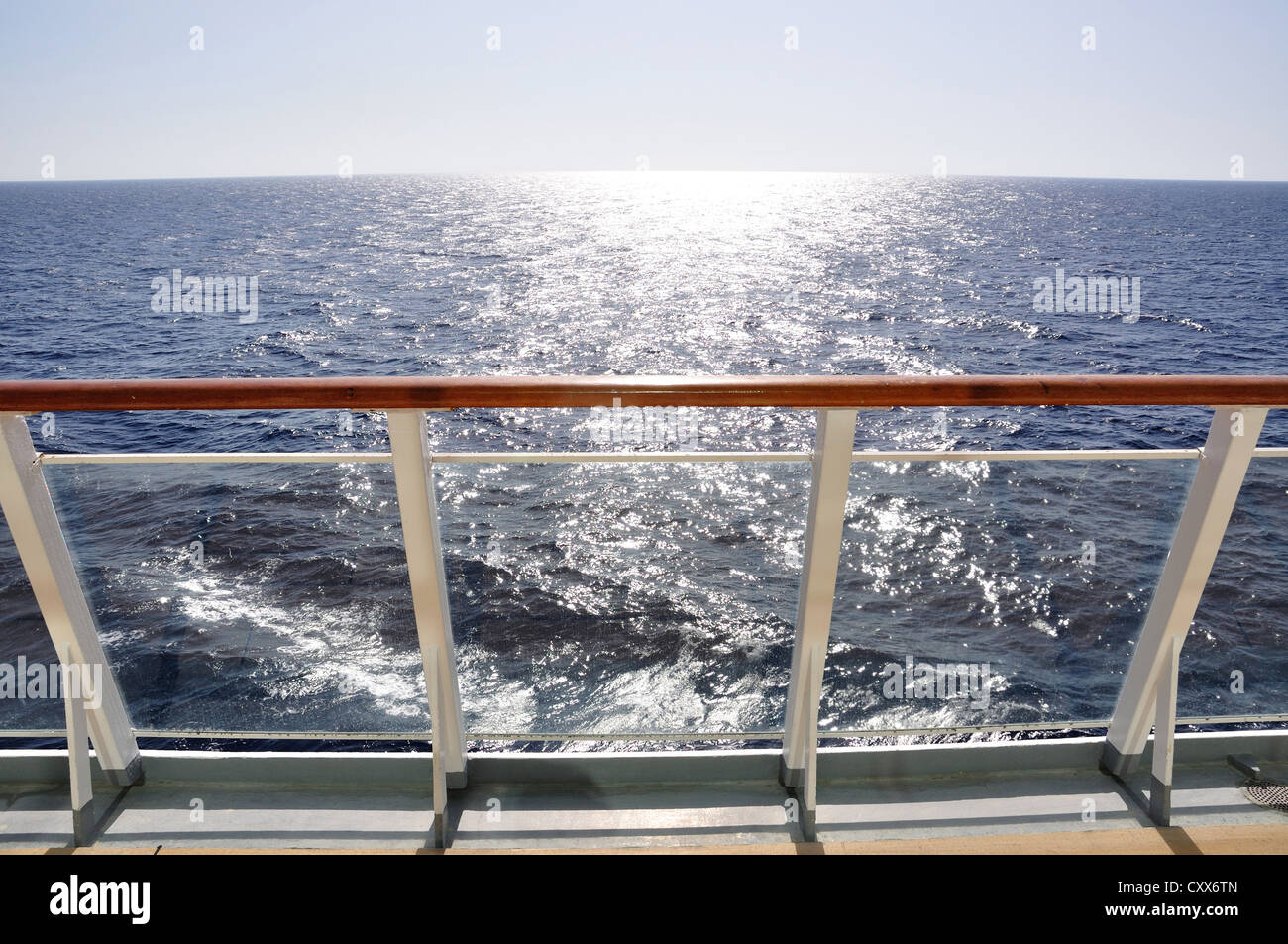 Geländer an Deck der "Grandeur of the Seas" Royal Caribbean cruise Schiff, Adria, Mittelmeer, Europa Stockfoto