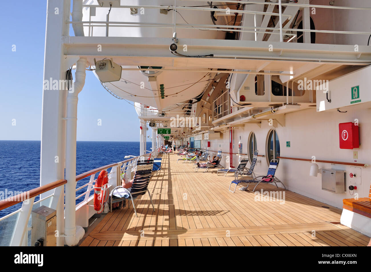 Blick auf Deck an Bord von Royal Caribbean "Grandeur of the Seas" Kreuzfahrtschiff, Adria, Mittelmeer, Europa Stockfoto