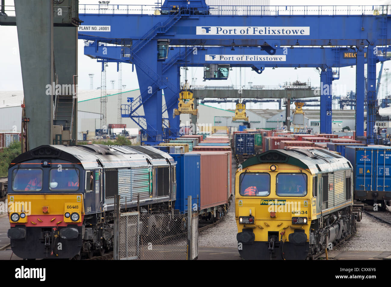 DRS (links) und Freightliner Güterzug bereit, die Nord-Schiene zu den Hafen von Felixstowe, Suffolk, UK terminal verlassen. Stockfoto
