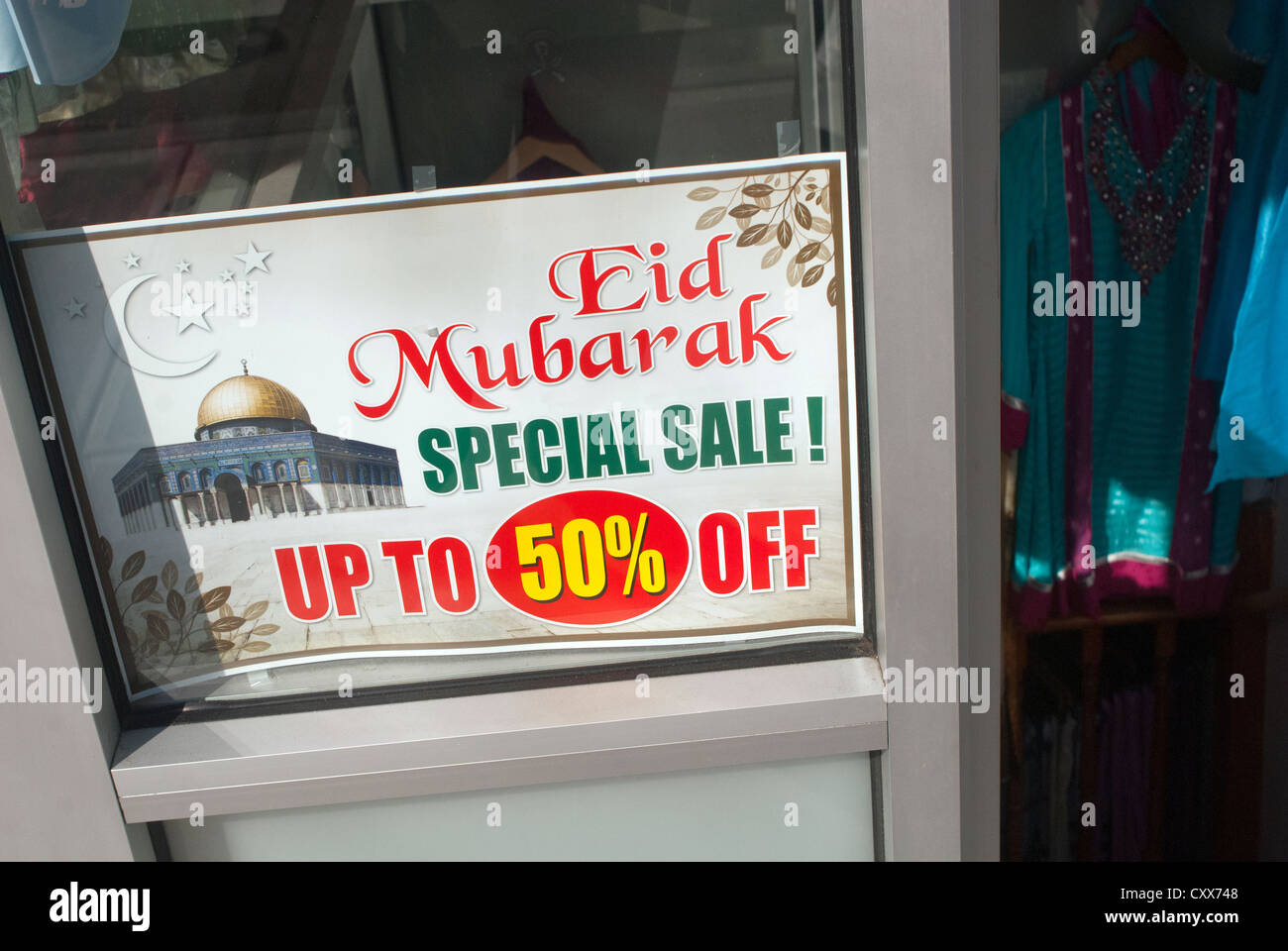 Ein Bekleidungsgeschäft kündigt einen großen Verkauf für die muslimischen Feiertag von Eid Ul-Fitr im Stadtteil Jackson Heights in Queens in New York Stockfoto