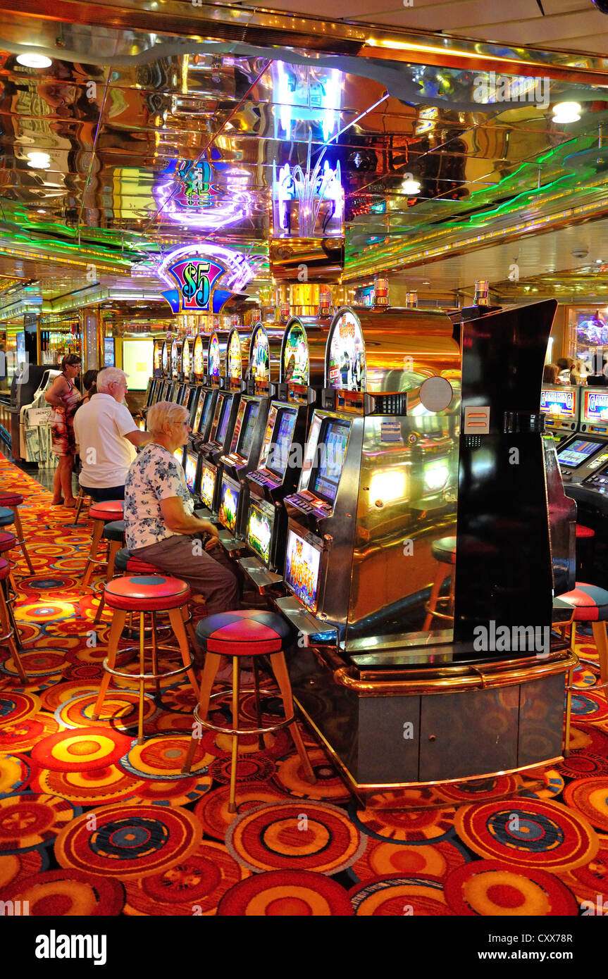Spielautomaten im Casino an Bord von Royal Caribbean "Grandeur of the Seas" Kreuzfahrtschiff, Mittelmeer, Europa Stockfoto