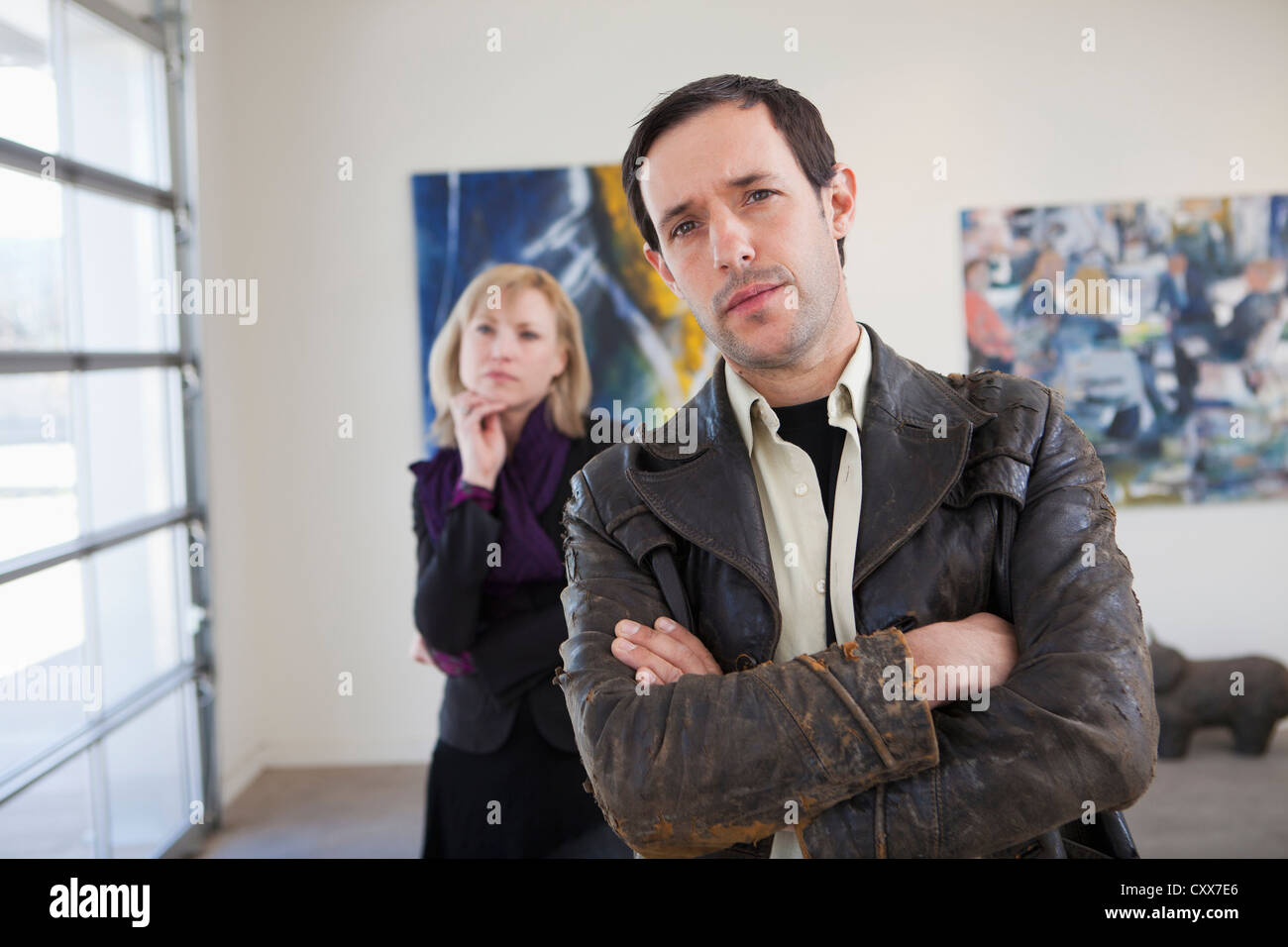 Menschen, die Kunstbetrachtung in Kunstgalerie Stockfoto