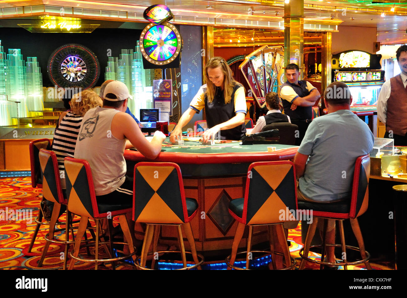 Blackjack-Tisch im Casino an Bord Royal Caribbean "Grandeur of the Seas" Kreuzfahrt Schiff, Adria, Mittelmeer, Europa Stockfoto