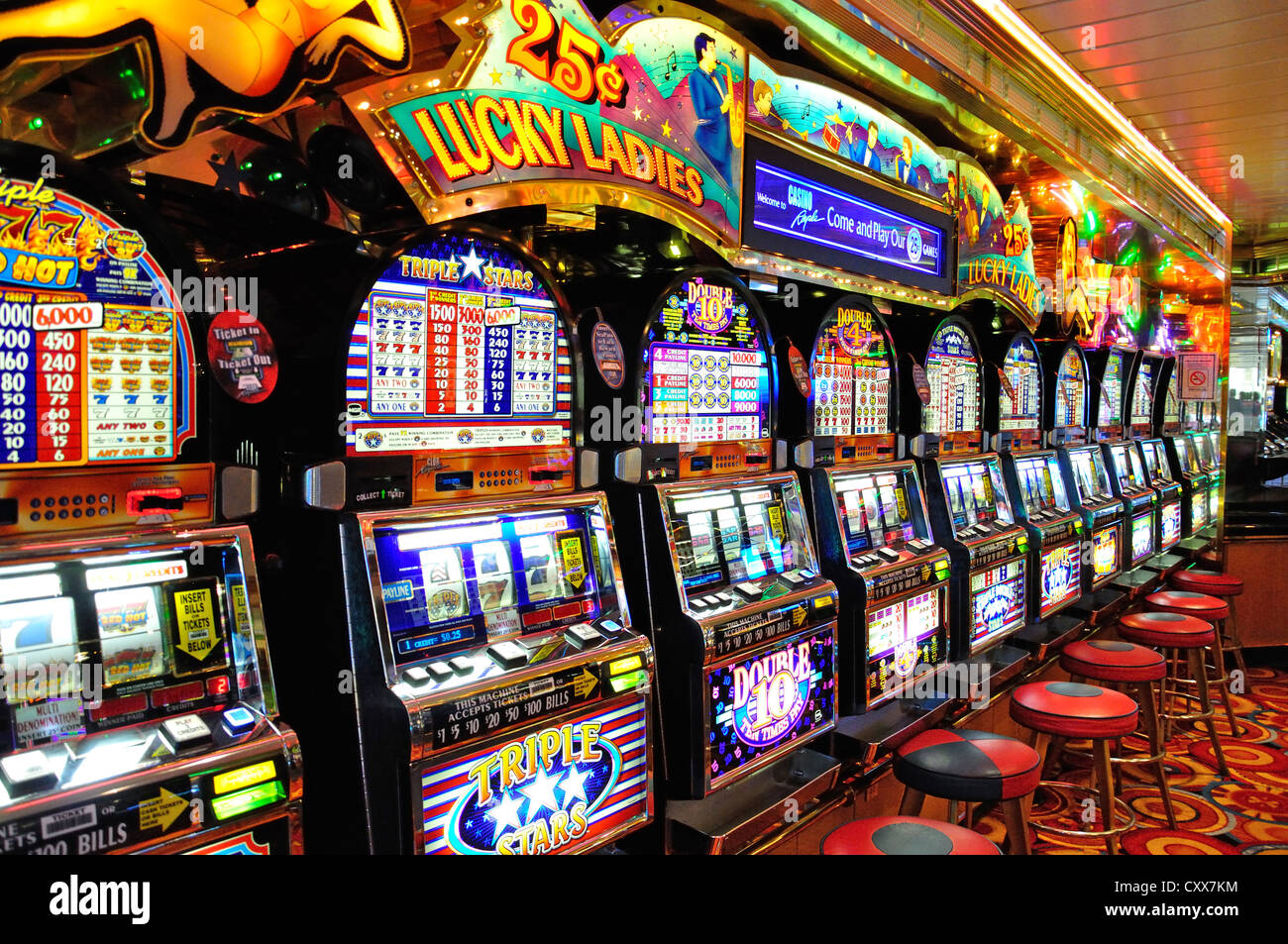 Spielautomaten im Casino an Bord von Royal Caribbean "Grandeur of the Seas" Kreuzfahrtschiff, Mittelmeer, Europa Stockfoto