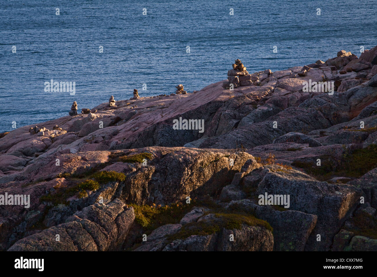 Sonnenuntergang auf Inuksuit (plural Form von Inuksuk) vor den St. Lawrence River in der Essipit Innu-Gemeinschaft Stockfoto