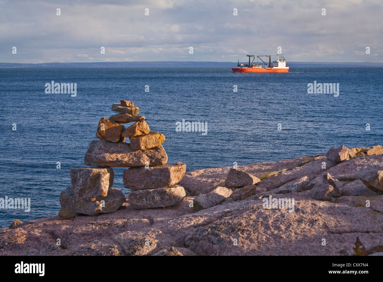 Sonnenuntergang auf Inuksuit (plural Form von Inuksuk) vor den St. Lawrence River in der Essipit Innu-Gemeinschaft Stockfoto