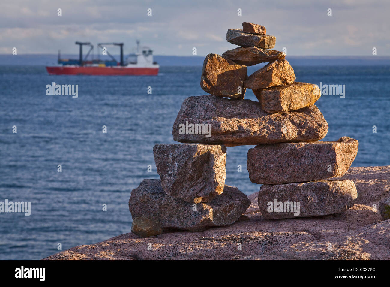 Sonnenuntergang auf Inuksuit (plural Form von Inuksuk) vor den St. Lawrence River in der Essipit Innu-Gemeinschaft Stockfoto