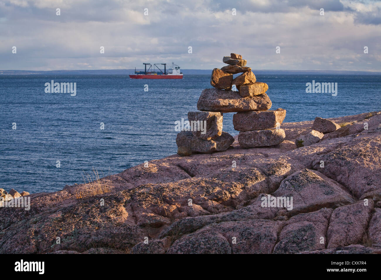 Sonnenuntergang auf Inuksuit (plural Form von Inuksuk) vor den St. Lawrence River in der Essipit Innu-Gemeinschaft Stockfoto