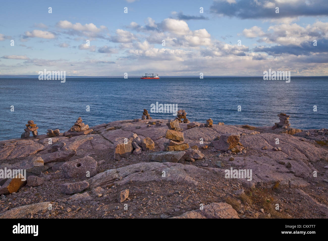 Sonnenuntergang auf Inuksuit (plural Form von Inuksuk) vor den St. Lawrence River in der Essipit Innu-Gemeinschaft Stockfoto
