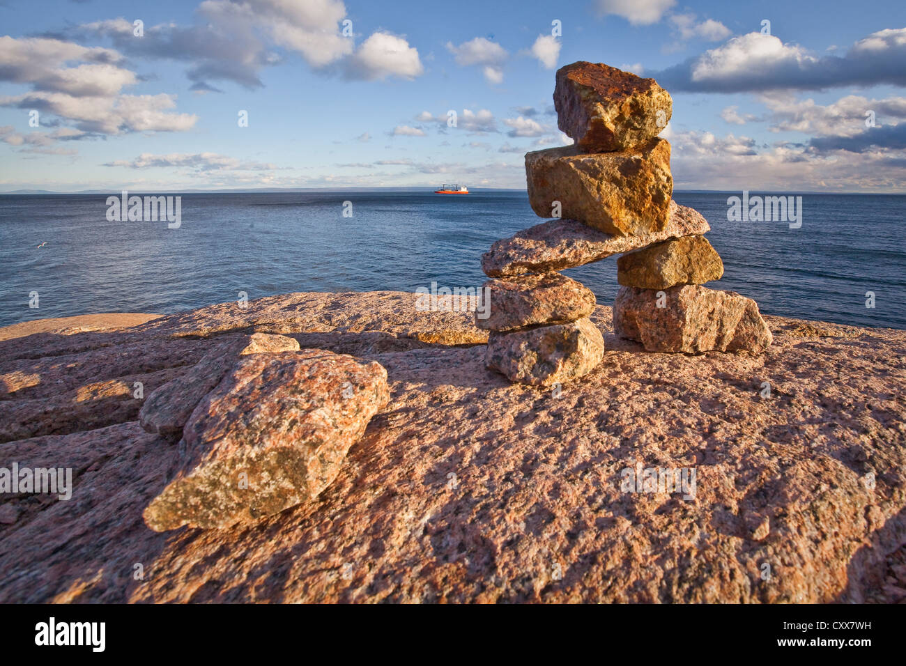 Sonnenuntergang auf Inuksuit (plural Form von Inuksuk) vor den St. Lawrence River in der Essipit Innu-Gemeinschaft Stockfoto