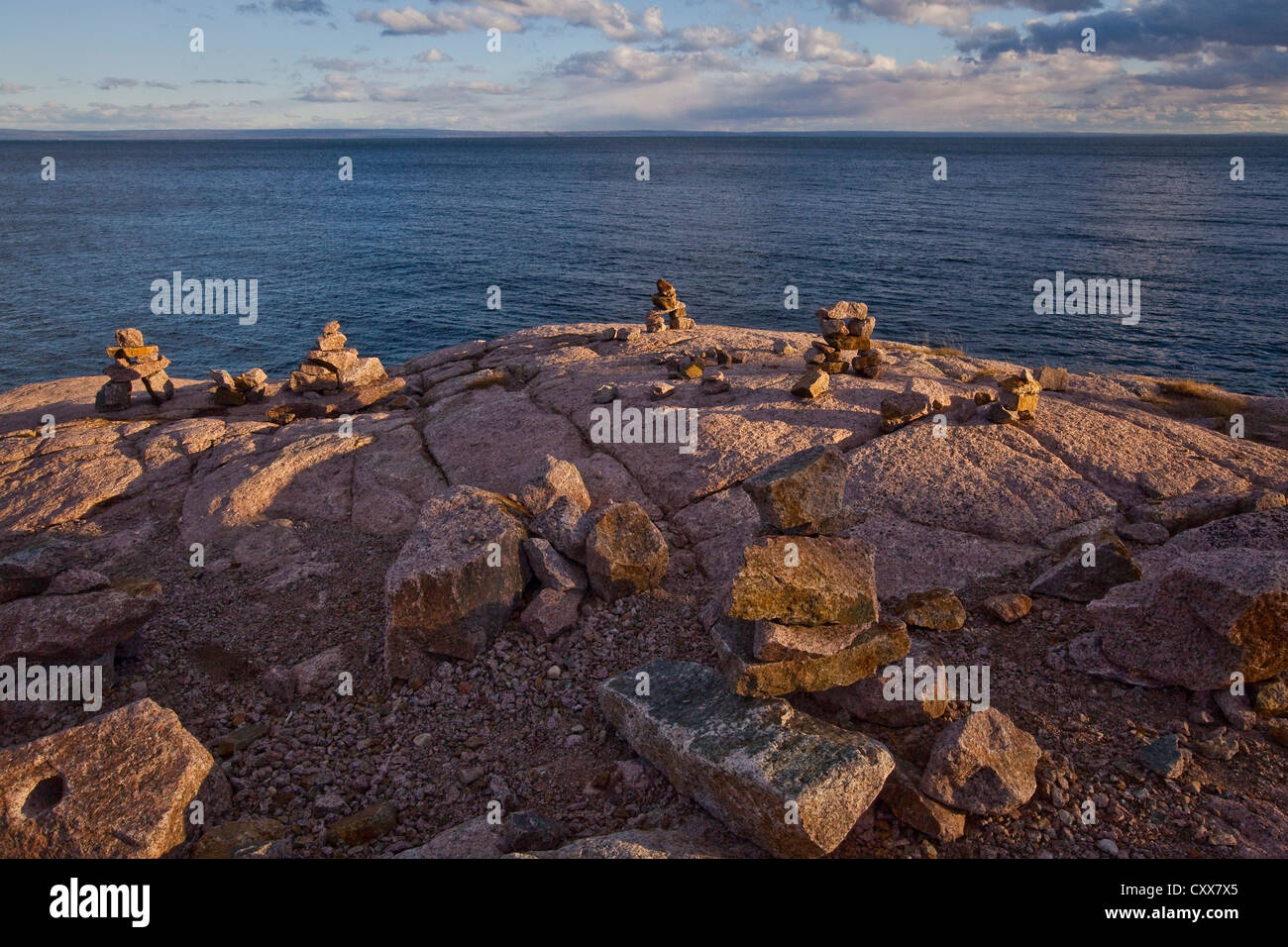 Sonnenuntergang auf Inuksuit (plural Form von Inuksuk) vor den St. Lawrence River in der Essipit Innu-Gemeinschaft Stockfoto