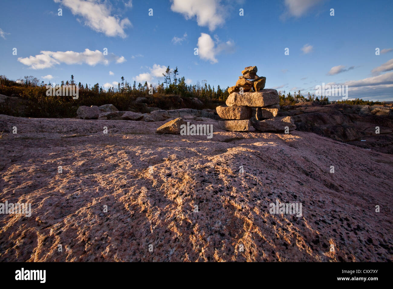 Sonnenuntergang auf Inuksuit (plural Form von Inuksuk) vor den St. Lawrence River in der Essipit Innu-Gemeinschaft Stockfoto