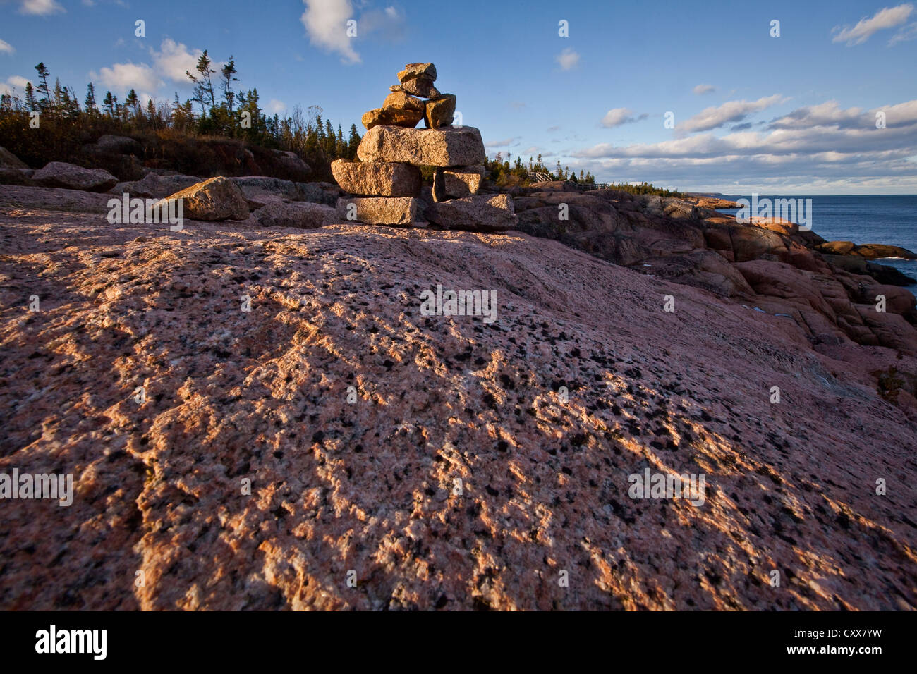 Sonnenuntergang auf Inuksuit (plural Form von Inuksuk) vor den St. Lawrence River in der Essipit Innu-Gemeinschaft Stockfoto