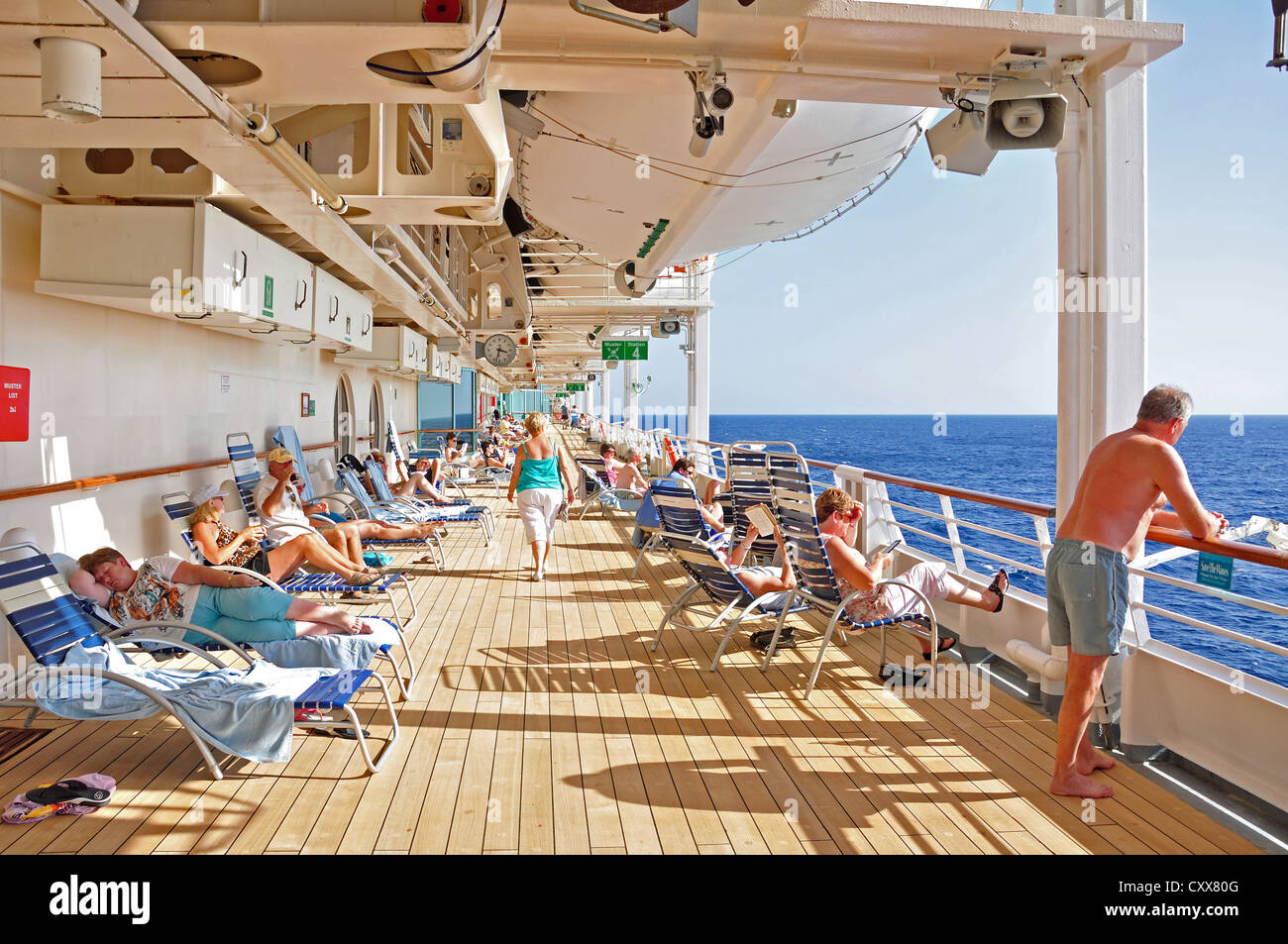 Passagiere, die zum Entspannen in der Sonne auf dem Deck der Royal Caribbean "Grandeur of the Seas" Kreuzfahrt Schiff, Adria, Mittelmeer, Europa Stockfoto