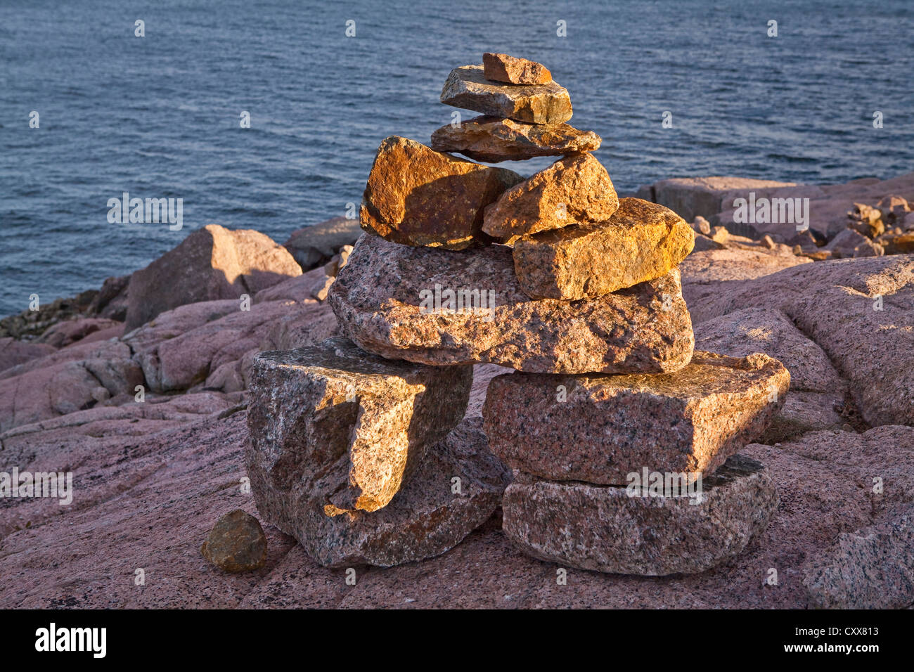 Sonnenuntergang auf ein Inuksuk (plural Inuksuit) vor der St.-Lorenz-Strom Stockfoto