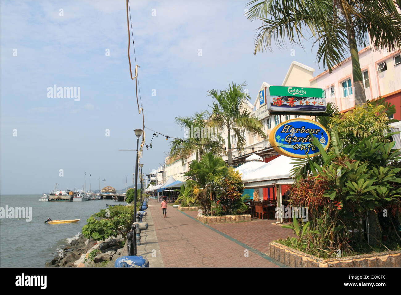 Restaurants mit Blick auf Sulu-See, Sandakan Waterfront, Sabah, Borneo, Malaysia, Südost-Asien Stockfoto