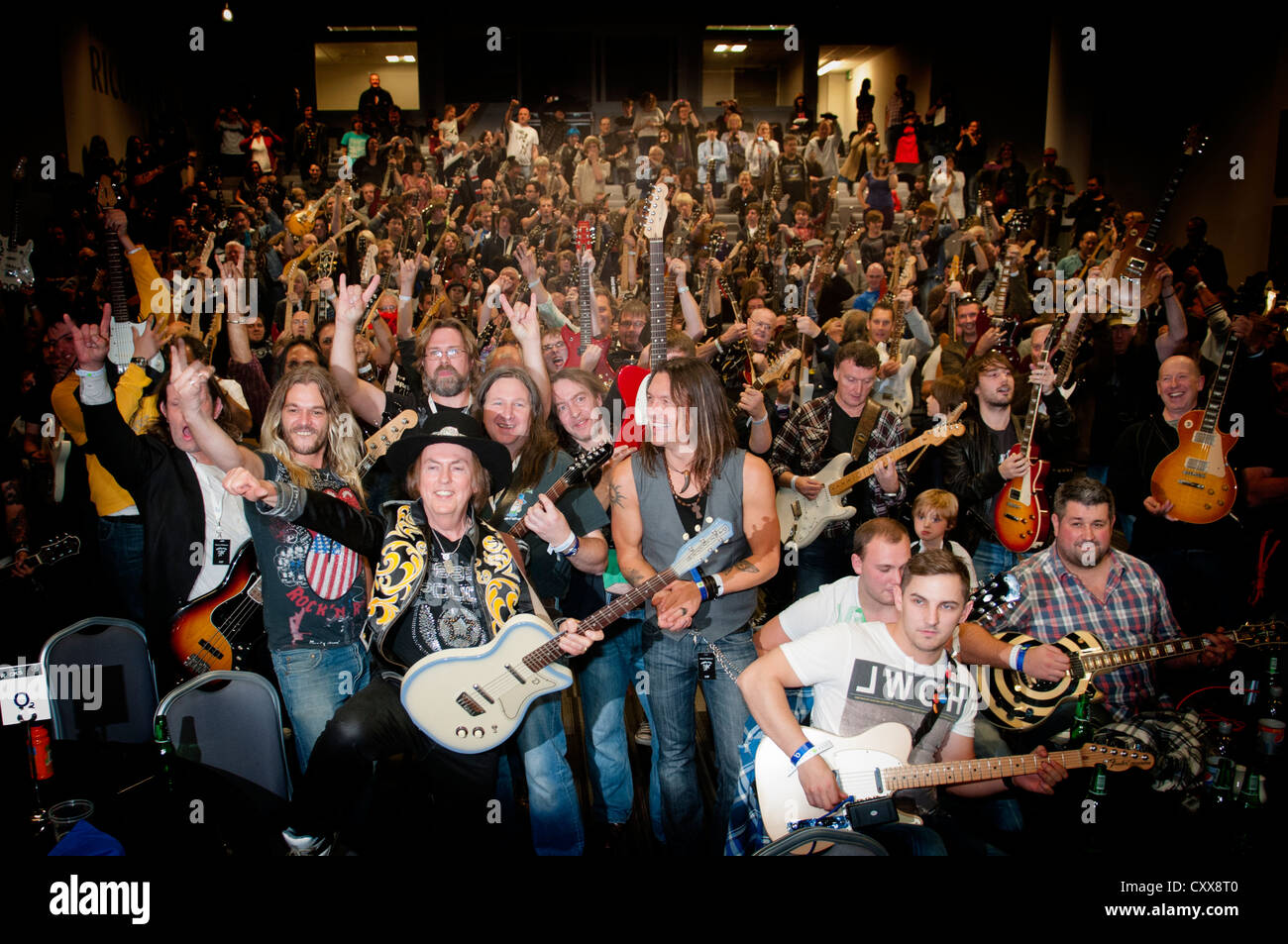 Anschlagen eines Akkords für einen guten Zweck Veranstaltung Sonntag, 14. Oktober 2012 in der Ricoh Arena Coventry Stockfoto