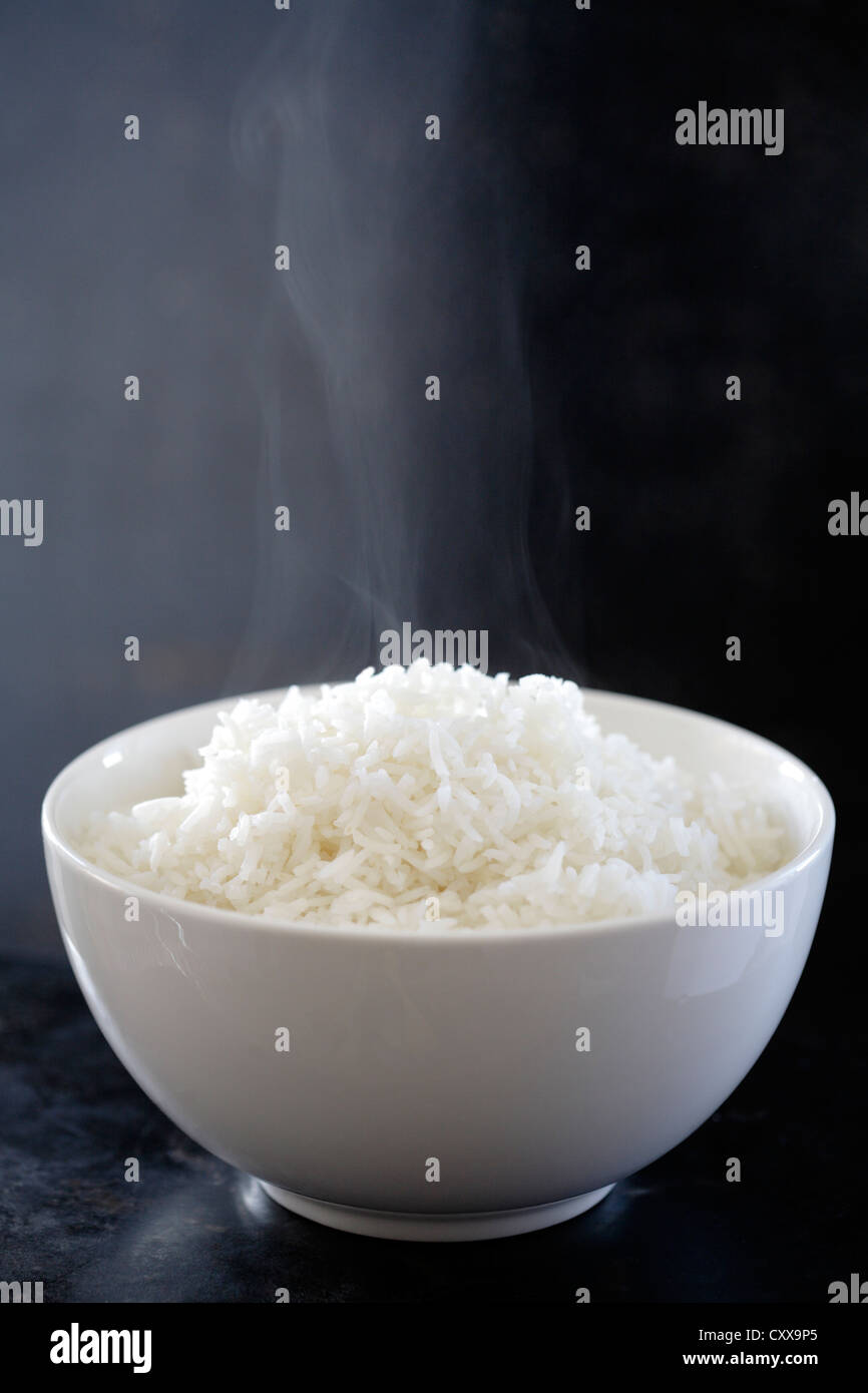 Dampfende Schüssel mit gekochtem Reis Stockfoto