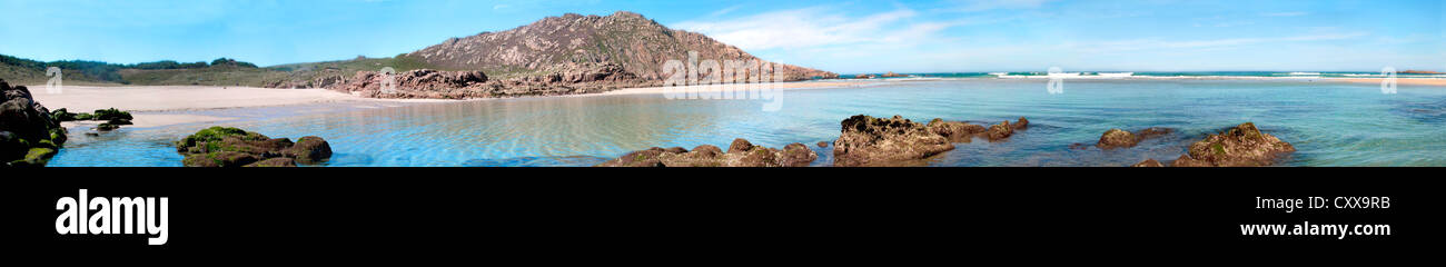 Breite Panorama einer Bucht an der atlantischen Küste von Galicien, Spanien. Unberührten Strand, funkelnde sauberem Meerwasser, Felsen und Ruhe. Stockfoto