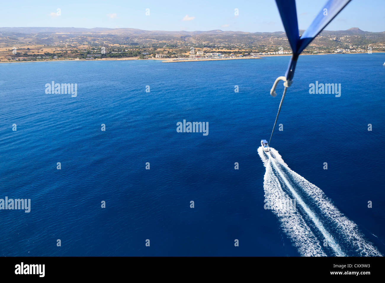 Parasailing in Latchi, Bereich Paphos, Zypern Stockfoto