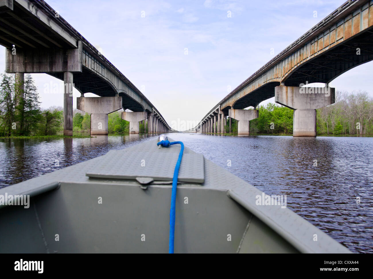 Eine Bootsfahrt zwischen den beiden Seiten der Atchafalaya Becken Brücke in Louisiana, USA. Stockfoto