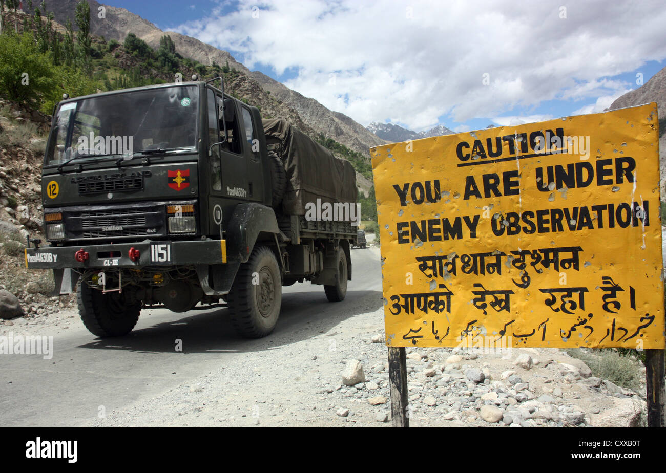 Indische Armee Konvoi übergibt militärische Warnschild auf der gefährlichen Beijing Road in der Nähe der pakistanischen Grenze, Kaschmir, Indien Stockfoto