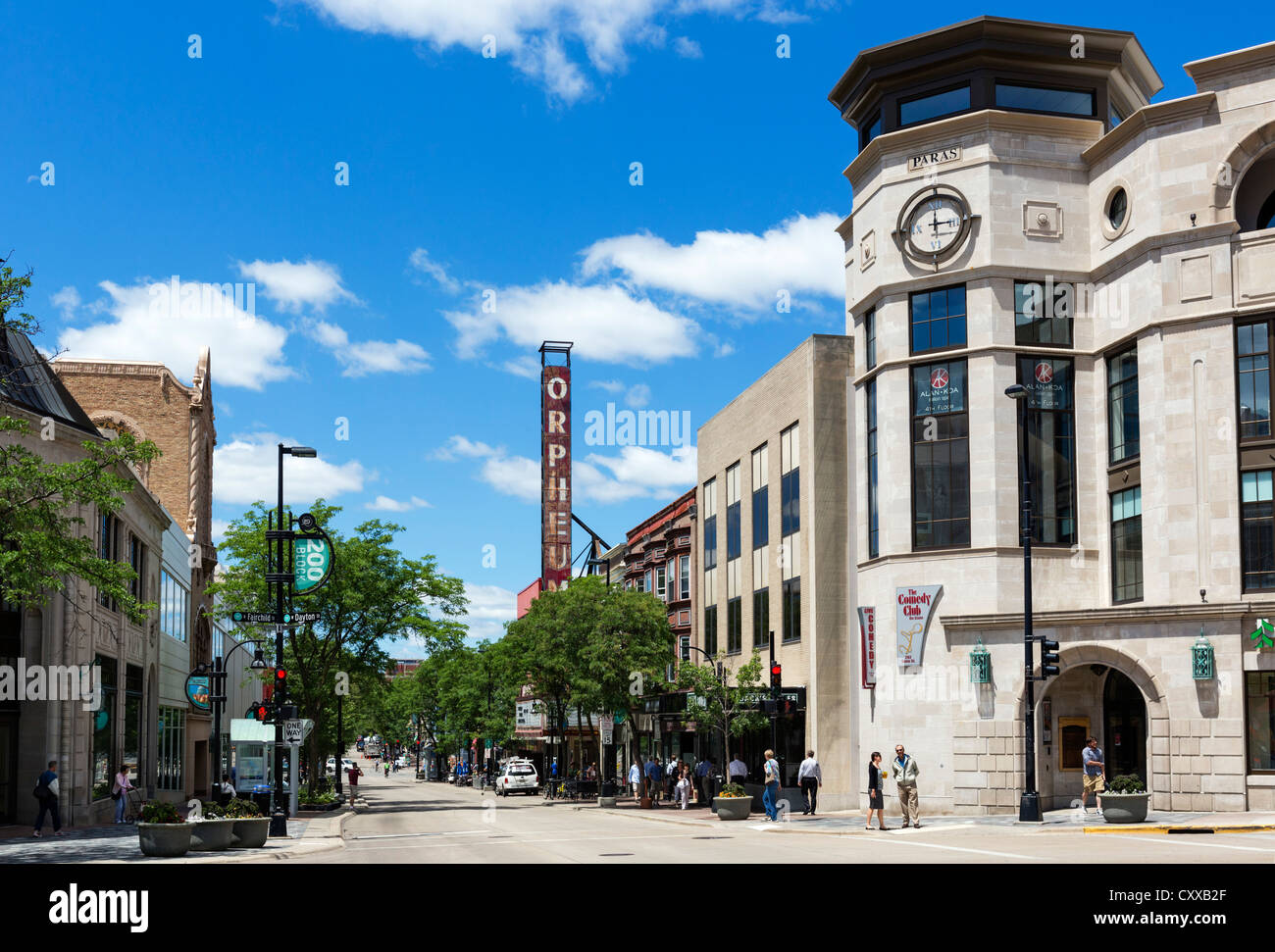 Sehen Sie die State Street Richtung Orpheum Theater mit The Comedy Club auf der rechten Seite, Madison, Wisconsin, USA Stockfoto