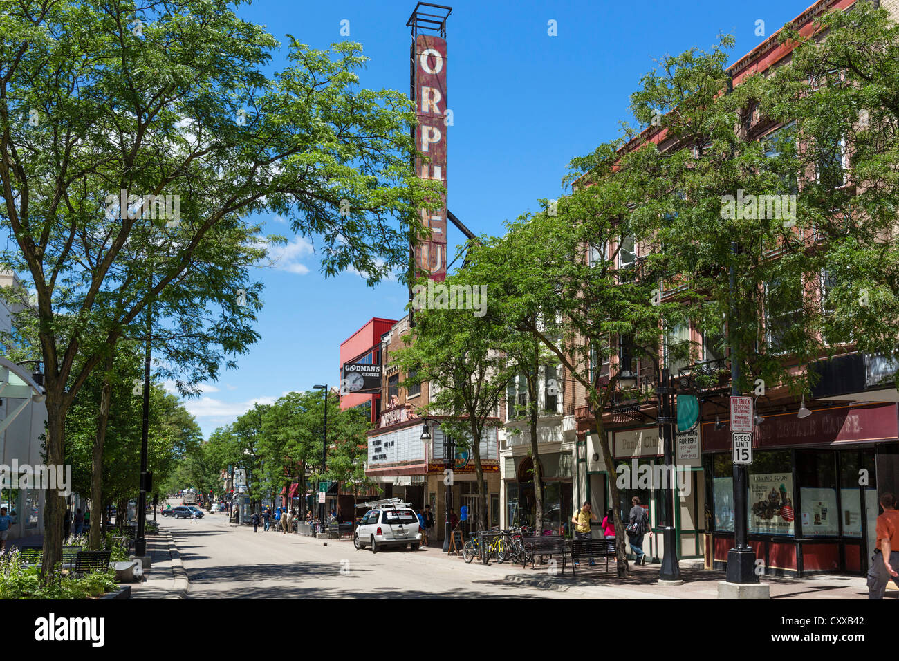 Sehen Sie die State Street Richtung Orpheum Theater, Madison, Wisconsin, USA Stockfoto