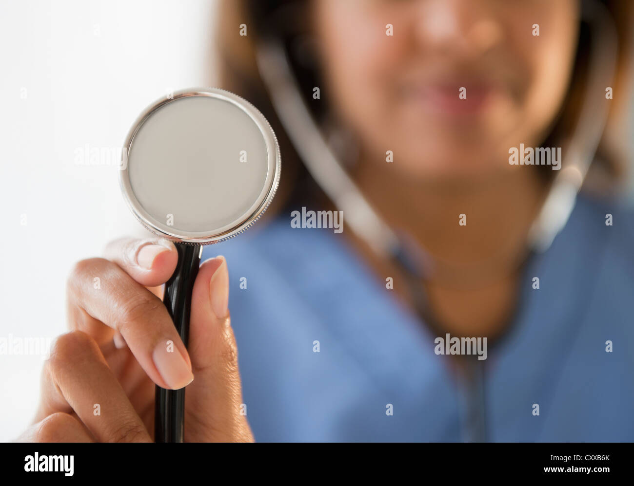 Kap-verdischer Arzt Holding Stethoskop Stockfoto