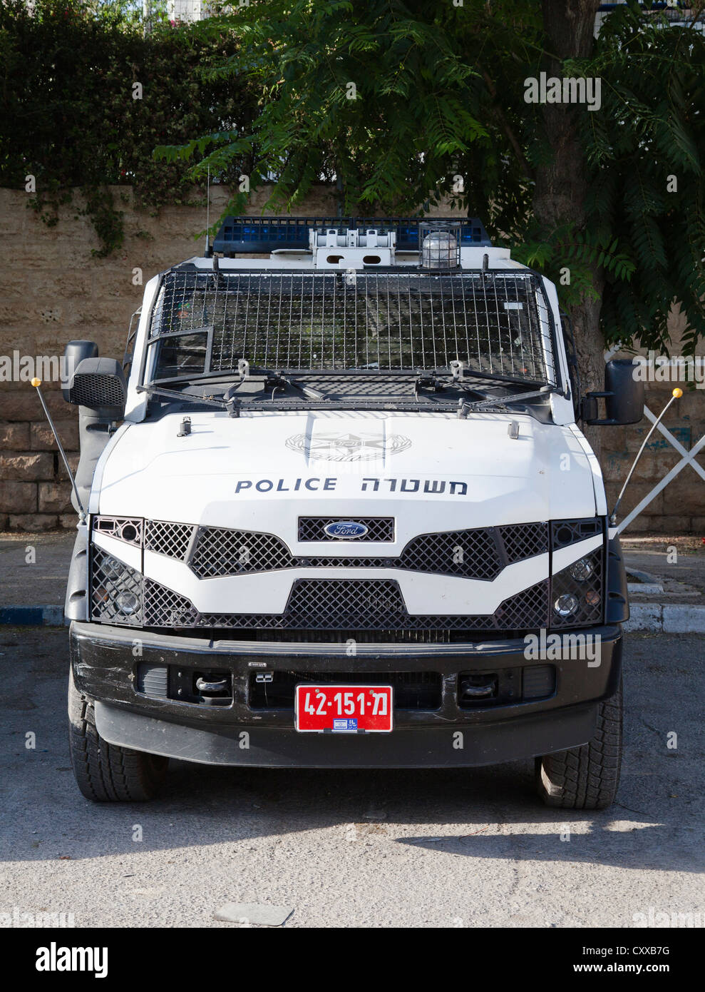 Israelische gepanzerte Sicherheit Polizeifahrzeug am Checkpoint in Hebron Innenstadt, Palästinensische Gebiete Stockfoto