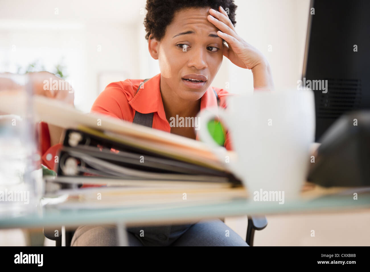 Frustriert afroamerikanische Frau am Schreibtisch Stockfoto