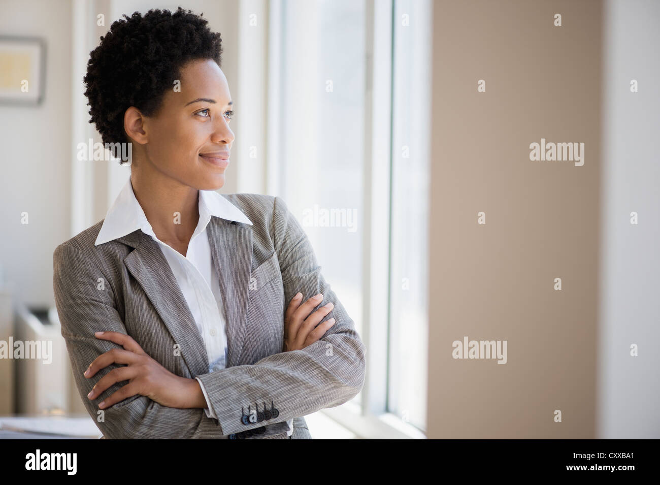 Afrikanische amerikanische Geschäftsfrau mit verschränkten Armen Stockfoto
