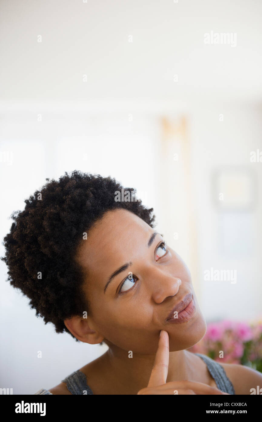 Afroamerikanische Frau nachschlagen Stockfoto