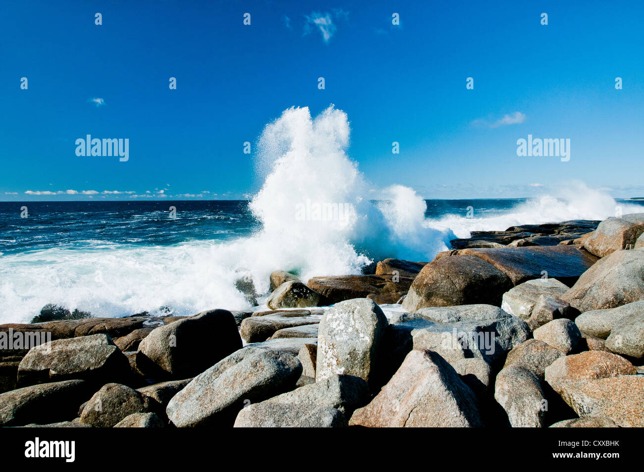 Ozean Wellen in einem Felsbrocken übersäte Abschnitt der Küste von Nova scotia Stockfoto
