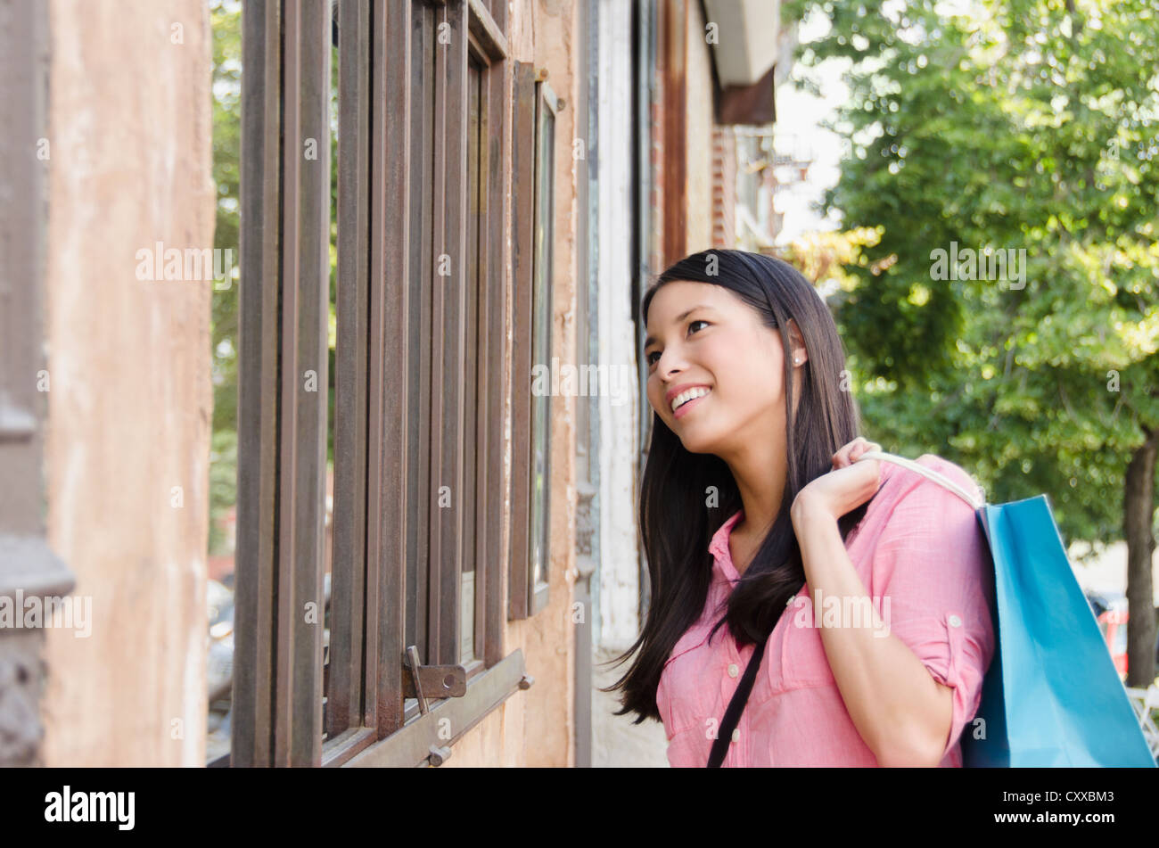 Asiatische Frau Schaufensterbummel Stockfoto
