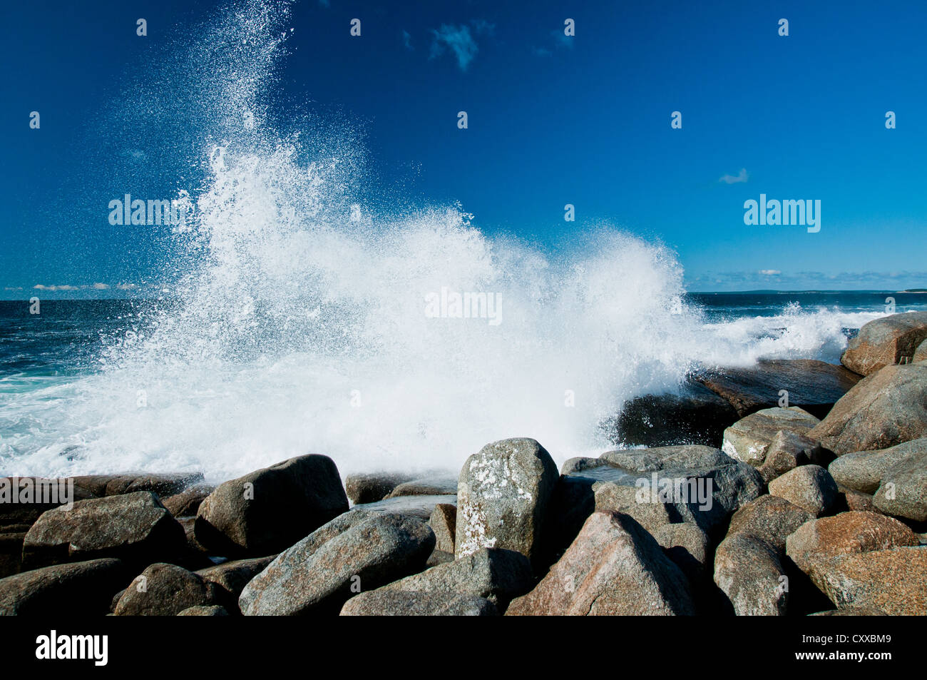 Ozean Wellen über die felsige Küste von Nova scotia Stockfoto