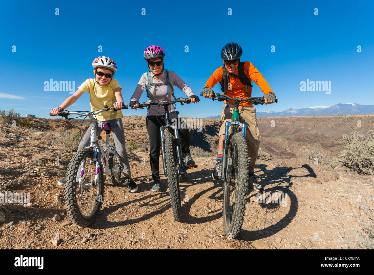 Familie sitzt auf dem Mountainbike Stockfoto