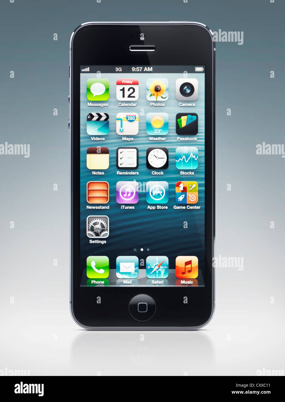 Apple iPhone 5 schwarz Smartphone mit Desktop-Symbole auf dem Display isoliert auf blauem Hintergrund mit Beschneidungspfad Stockfoto