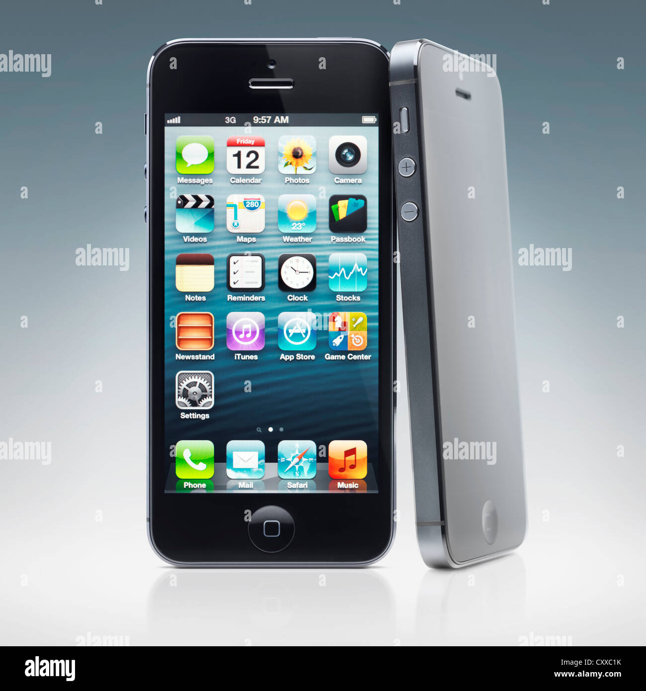Zwei iPhone 5 Apple Smartphones schwarz mit Desktop-Symbole auf dem Display isoliert auf weißem Hintergrund Stockfoto