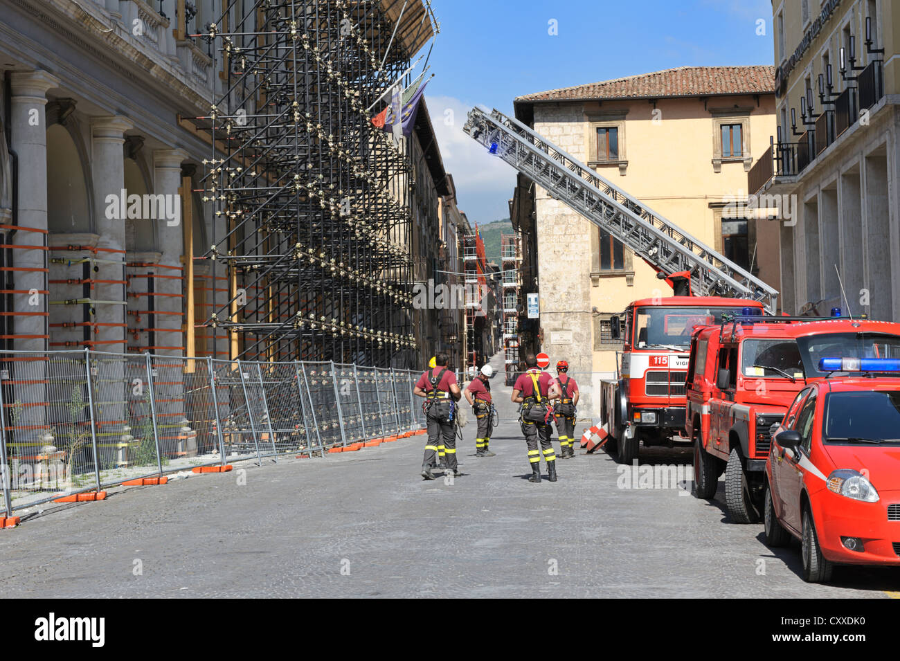 Sicherheitsaktivitäten in der Altstadt, Feuerwehr, Gebäude beschädigt durch das Erdbeben am 6. April 2009, L'Aquila Stockfoto