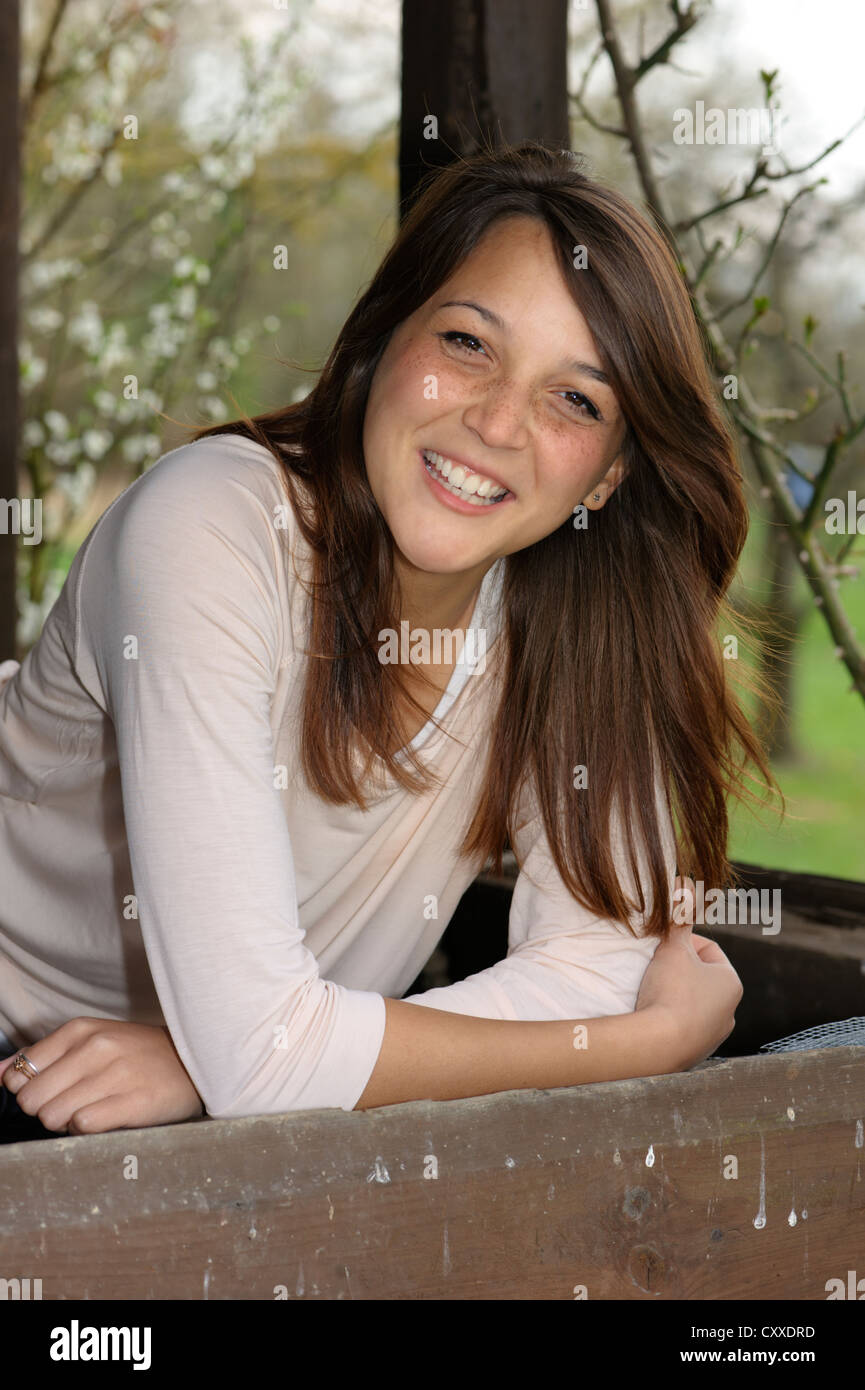 Lächelnde junge Frau der indonesischen Ursprungs, publicground Stockfoto