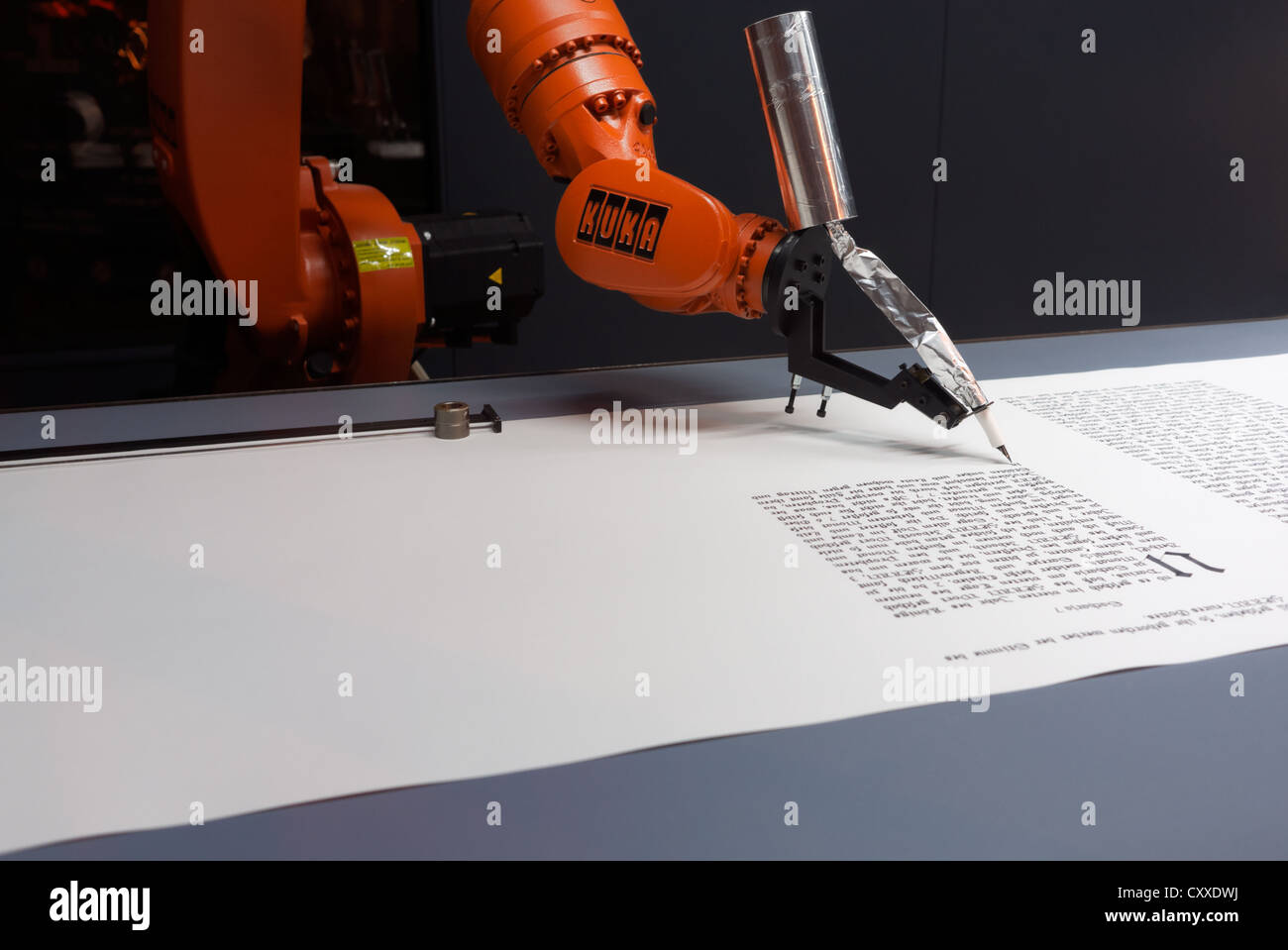 Eine bewaffnete Roboter schreiben die ganze Bibel, es schrieb über 2 000 Seiten auf einen Kilometer von Papier und verbraucht 1 Liter Tinte, Stockfoto