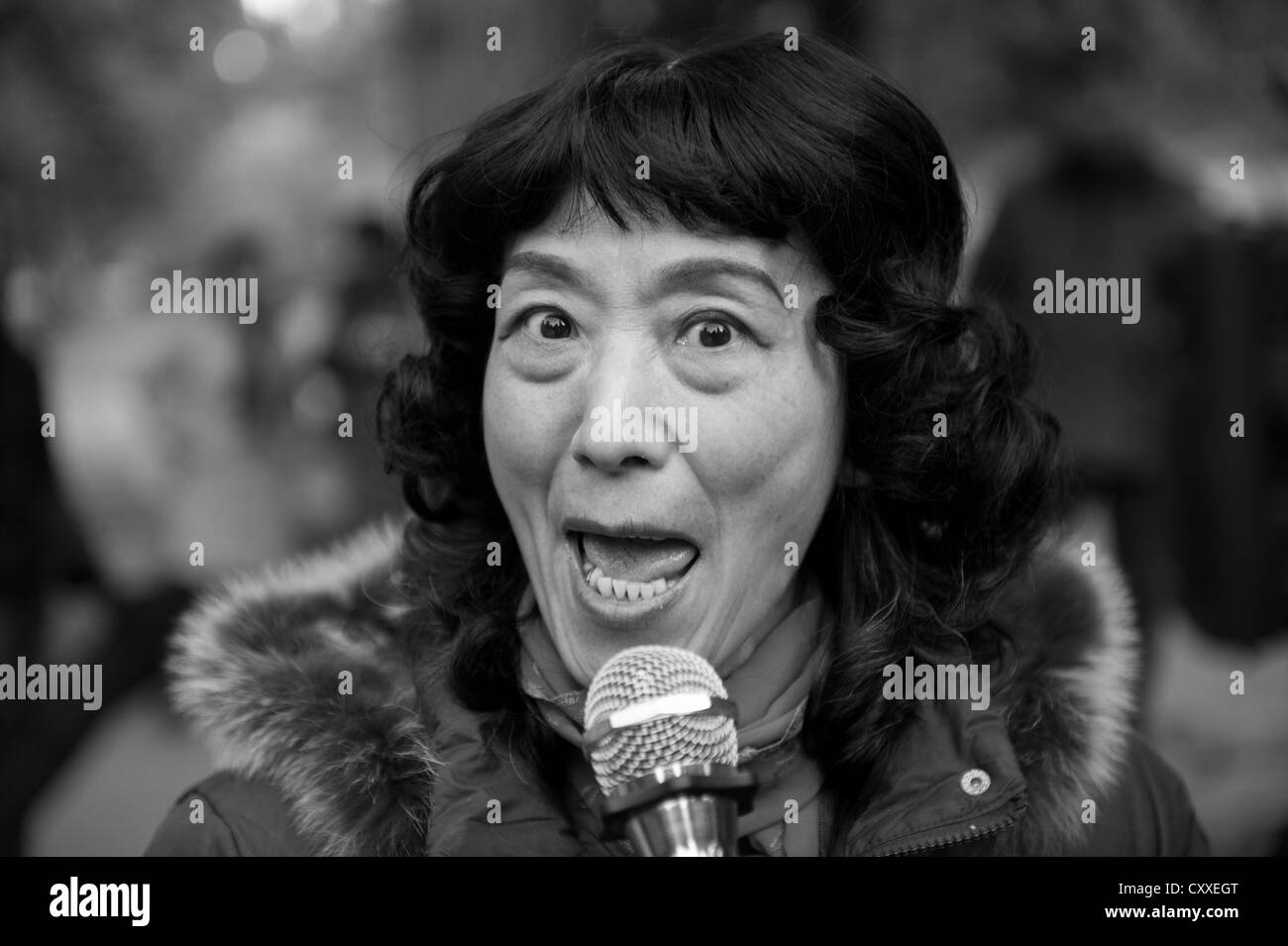 Jingshan Park, Beijing. Frau singt Peking Opernmusik im Park. Stockfoto