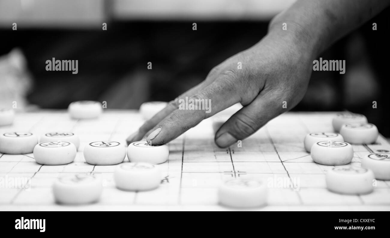 Peking, China. Man spielt "Xiangqi" (Chinesisches Schach) Stockfoto