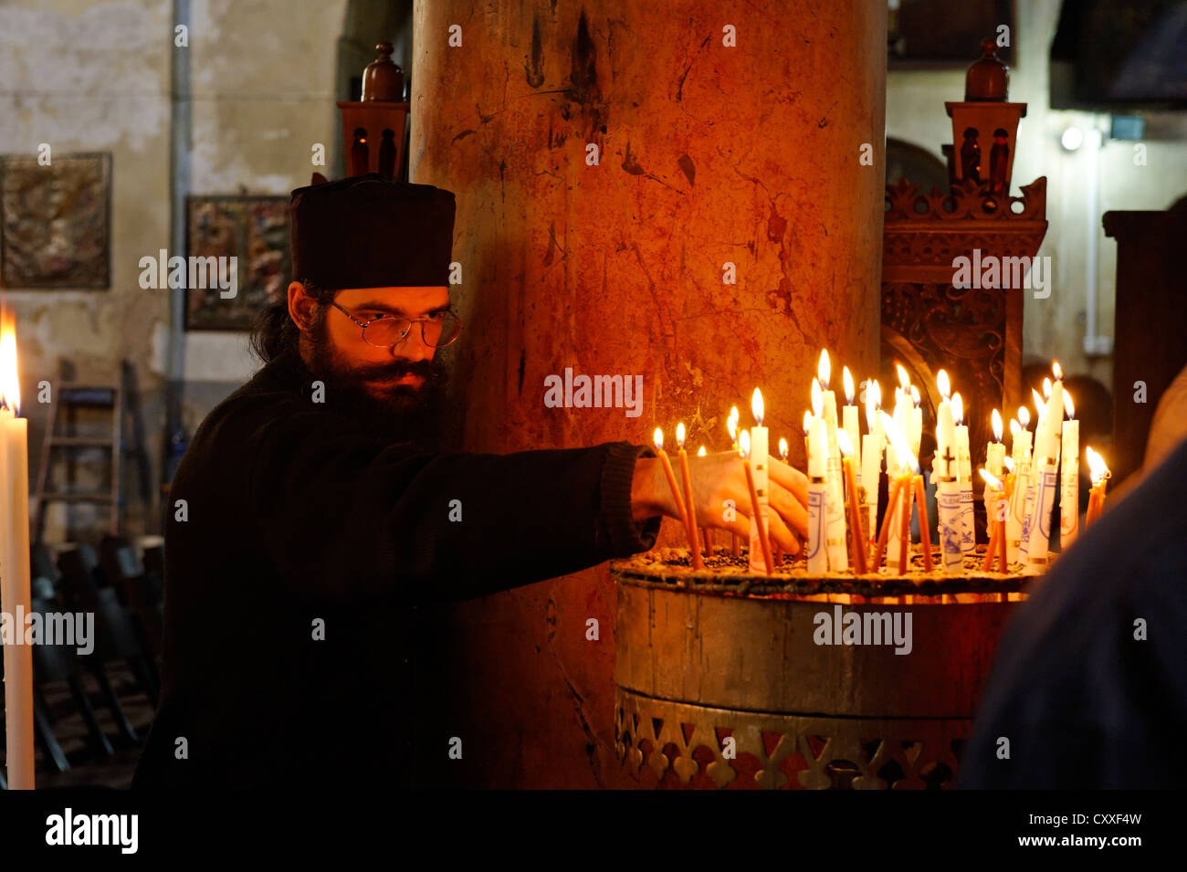 Orthodoxer Priester mit Frieden Kerzen, Kirche des Nativity, Bethlehem, Westjordanland, Israel, Nahost Stockfoto
