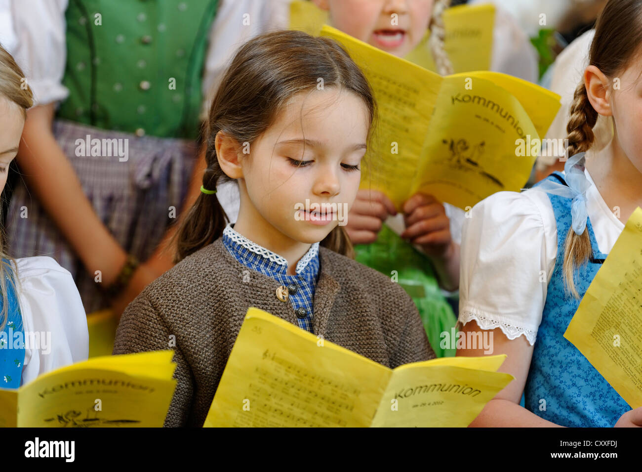 Mädchen singt in einem Kinderchor, Bayern Stockfoto