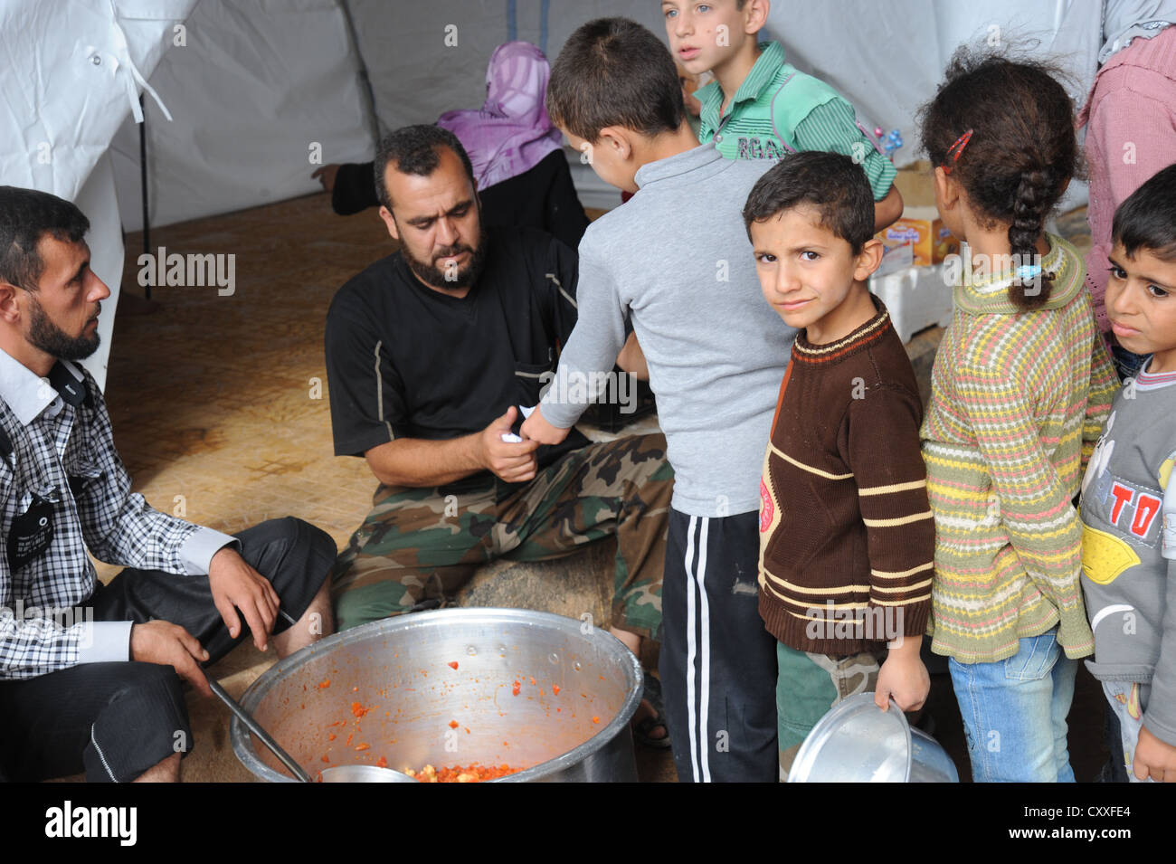 Syrische Flüchtlinge in einem Flüchtlingslager an der syrisch-türkischen Grenze in der Nähe von Azaz, Syrien, 5. Oktober 2012. Die behelfsmäßigen Flüchtlingslager ist Stockfoto
