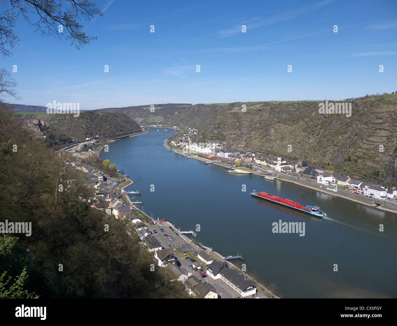 Blick auf St. Goarshausen und den Rhein von St. Goar, Rheinland-Pfalz, Oberes Mittelrheintal aus gesehen Stockfoto