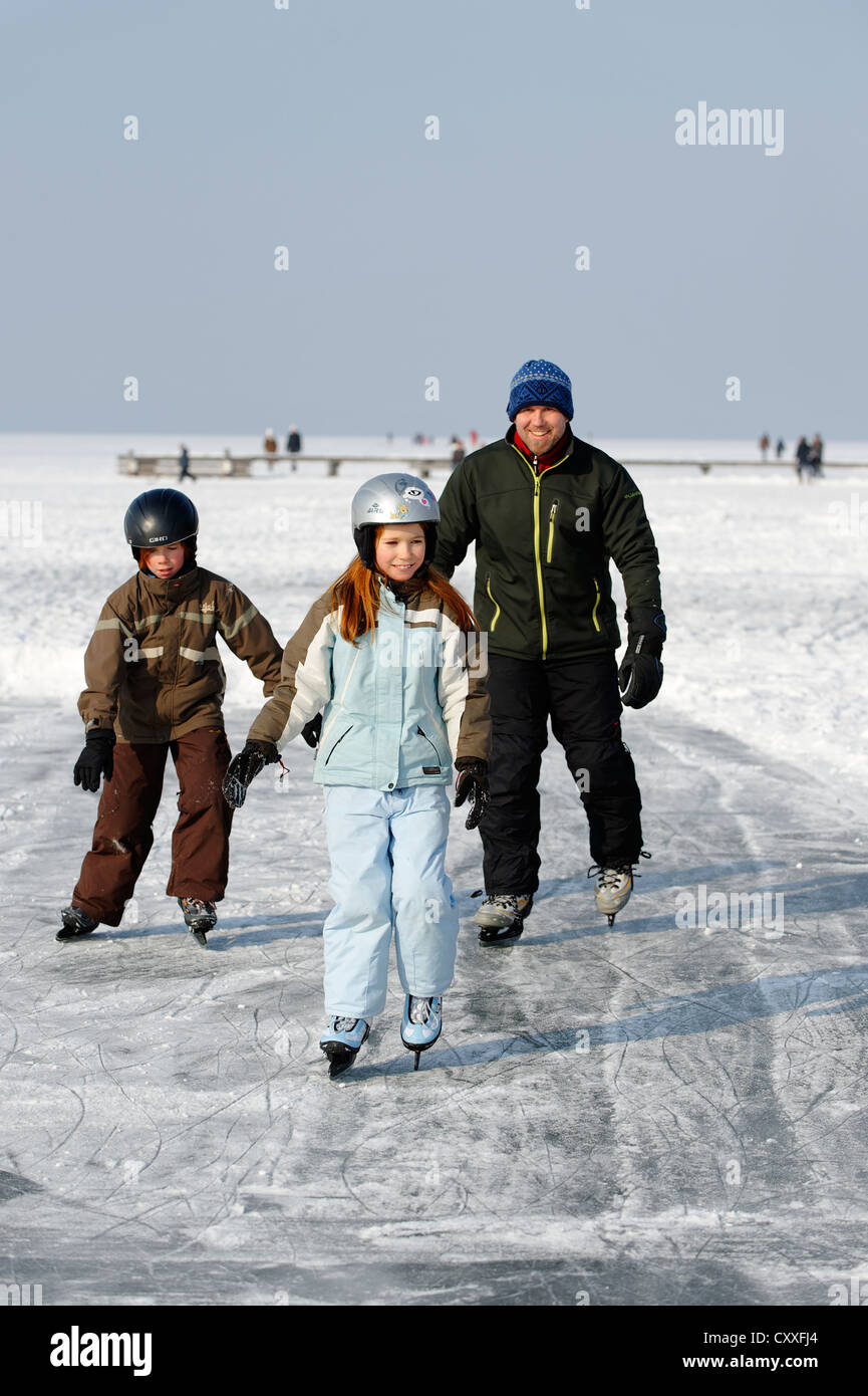 Familie-Eislaufen in der Nähe von St. Heinrich, Starnberger See, fünf-Seen-Region, Bayern, Oberbayern Stockfoto