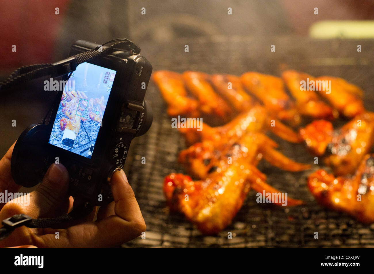 Fotografieren am Grill Hähnchenflügel am Nachtmarkt, Malaysia. Stockfoto